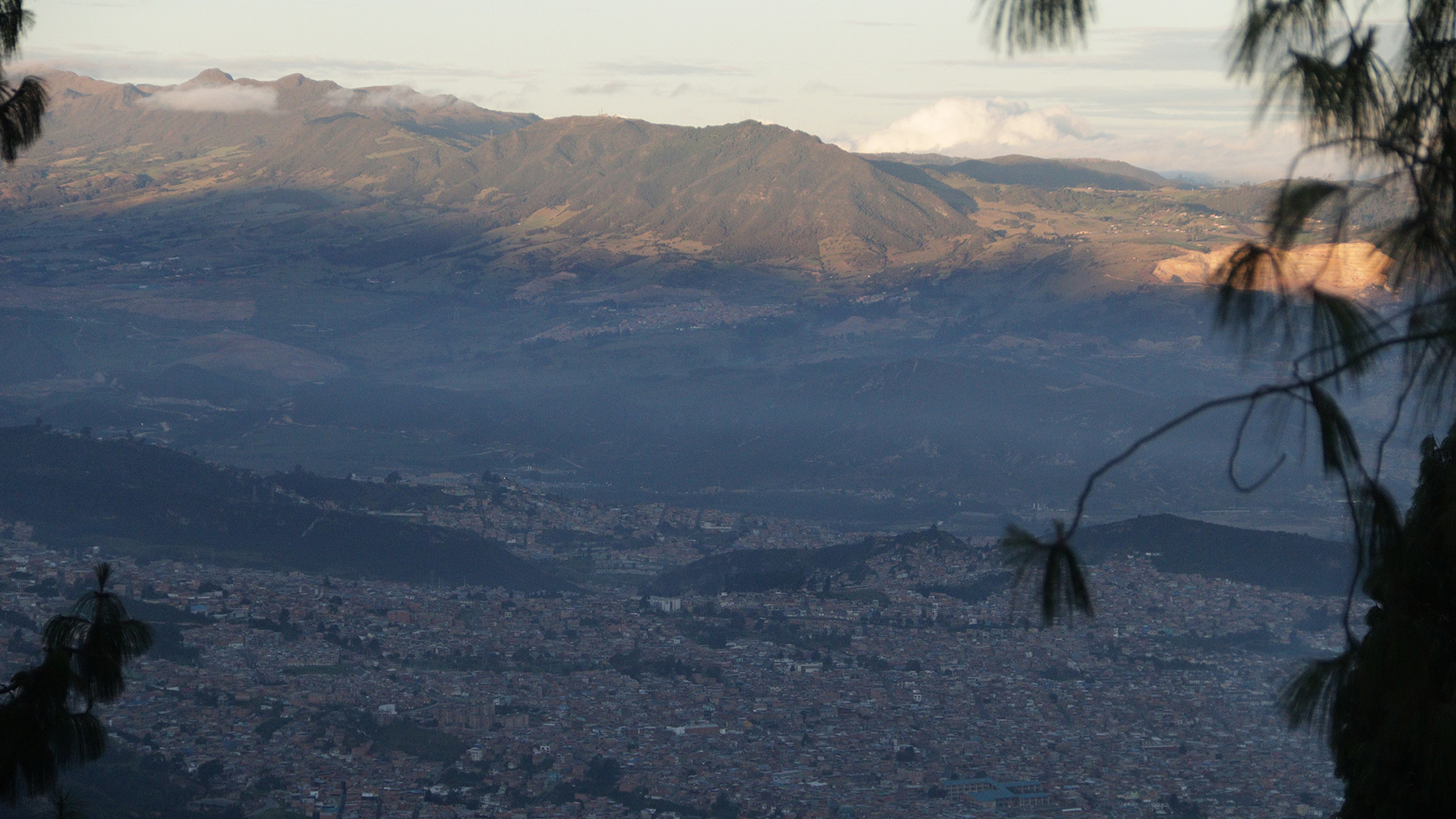 Paisaje panorámico de una parte del Distrito Capital de Bogotá. Ciudad receptora de cientos de desplazados por el conflicto armado en Colombia. 