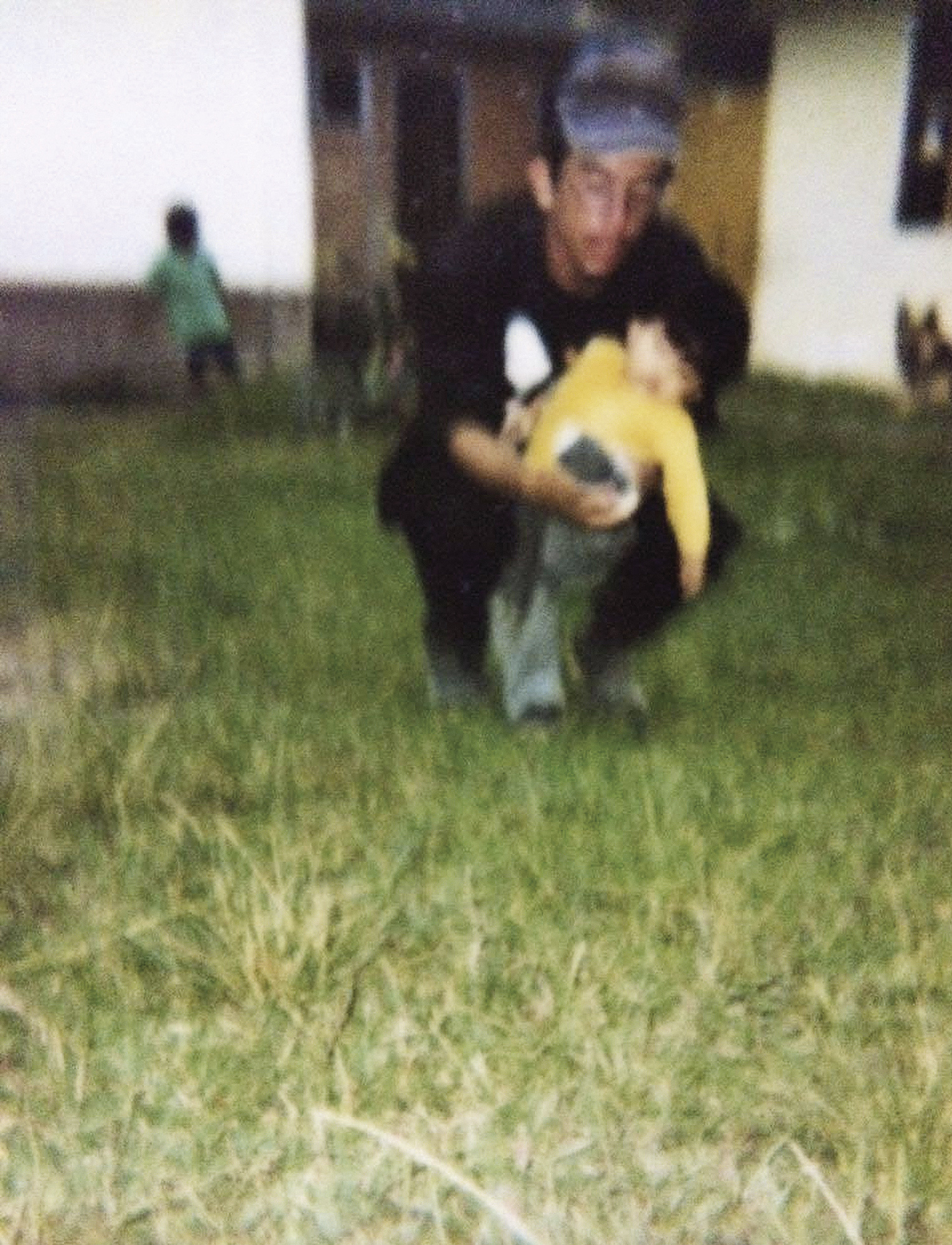 Foto antigua. Hombre con cachucha acurrucado abrazando a un niño