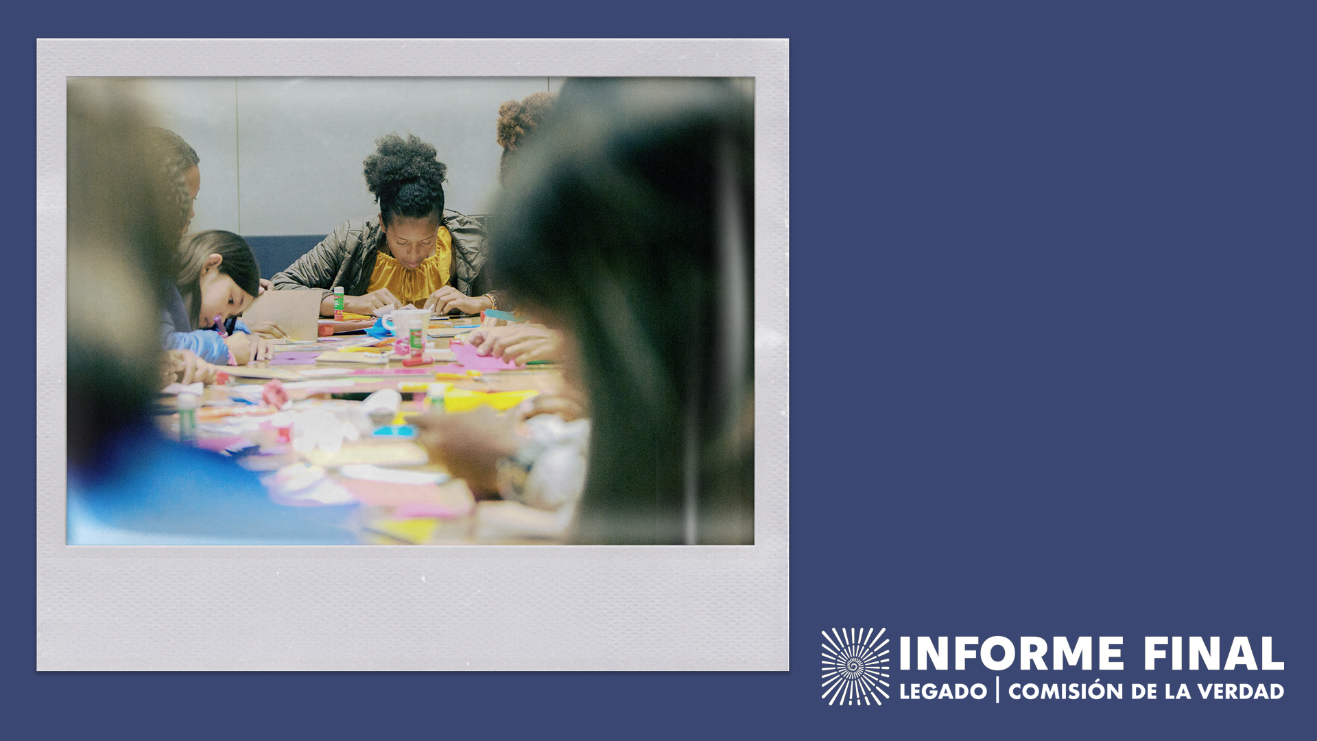 Instantánea. grupo de niños, niñas y adolecentes, haciendo manualidades sobre una mesa con elementos de colores