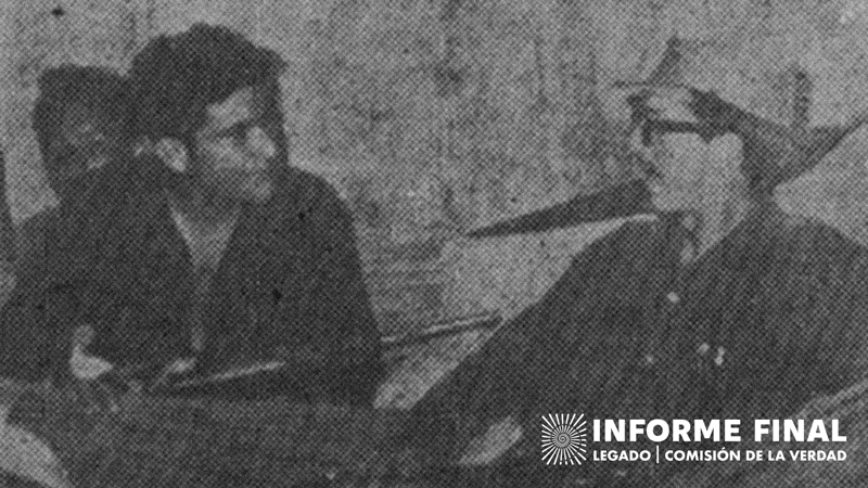 Recorte de periódico con captura fotográfica de Víctor Medina Morón hablando con Manuel Vásquez Castaño