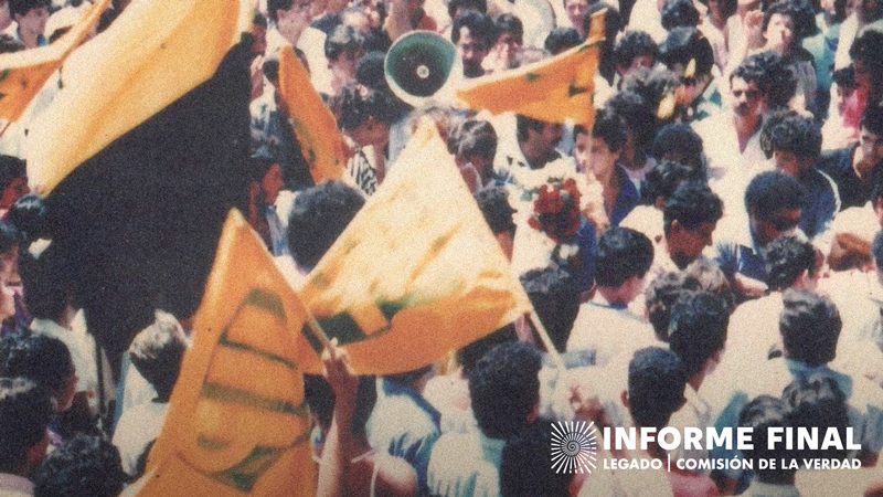 Antigua captura fotográfica de multitud ondeando banderas amarillas con las iniciales “UP” y megáfono