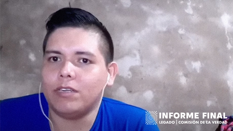 Joven campesino hablando con audífonos en sus oídos