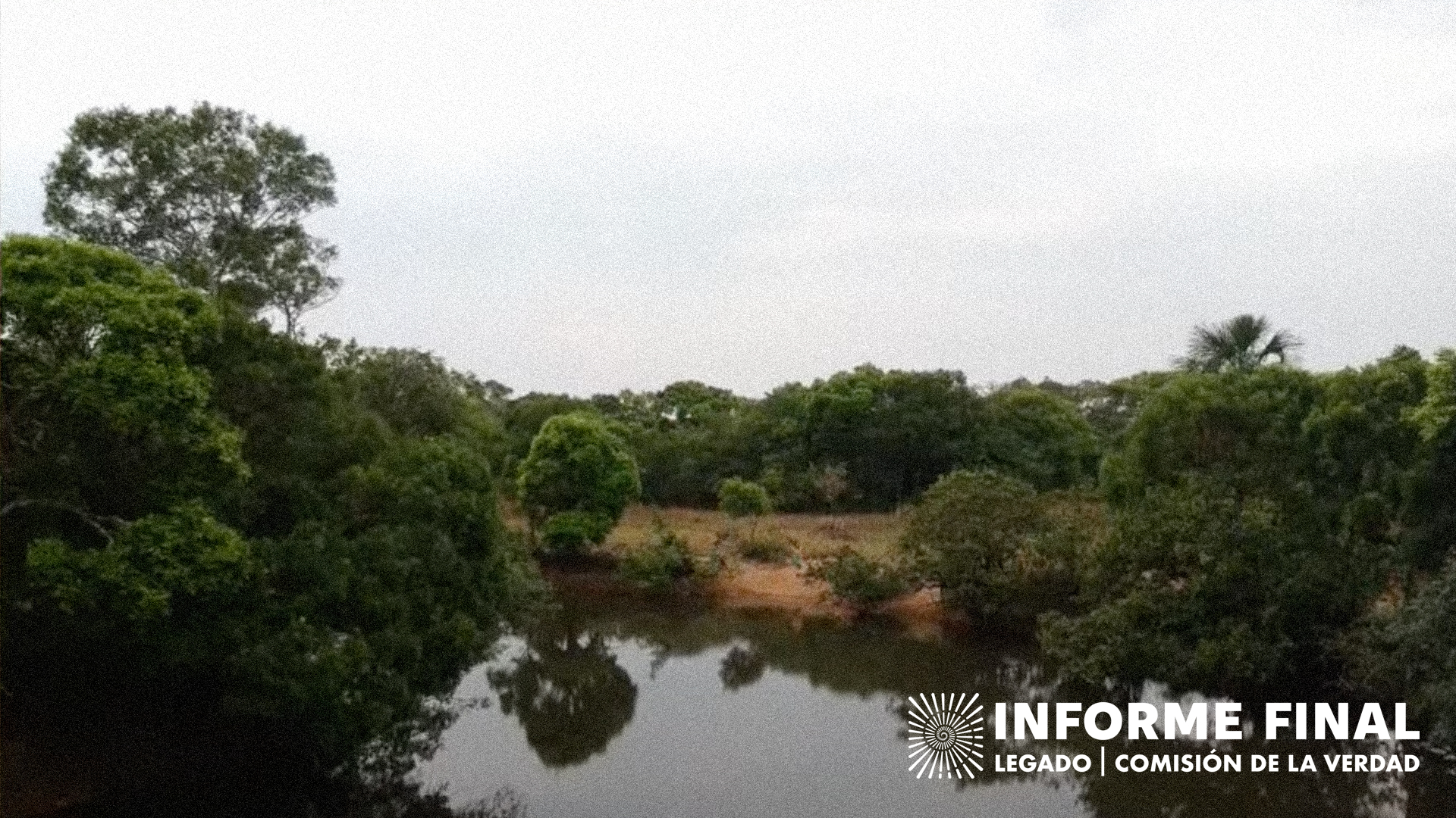 Captura fotográfica de río, ribera y vegetación rodeando