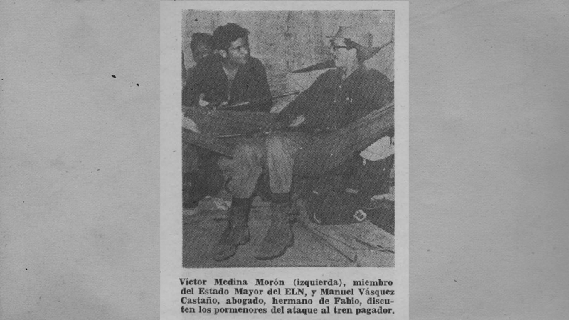 Recorte de periódico con captura fotográfica de Víctor Medina Morón hablando con Manuel Vásquez Castaño