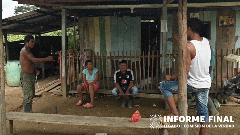 Habitantes de pueblo Carijona hablando en la fachada de una vivienda