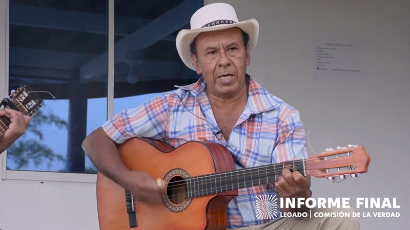 José Londoño tocando instrumento de cuerdas portando un sombrero tejido 