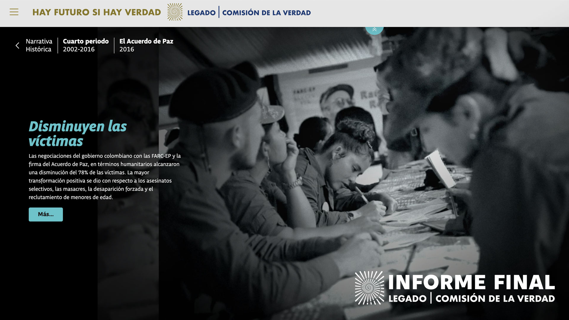 En blanco y negro. Ventana de navegación con captura fotográfica de personas uniformadas reunidas con papeles sobre una mesa