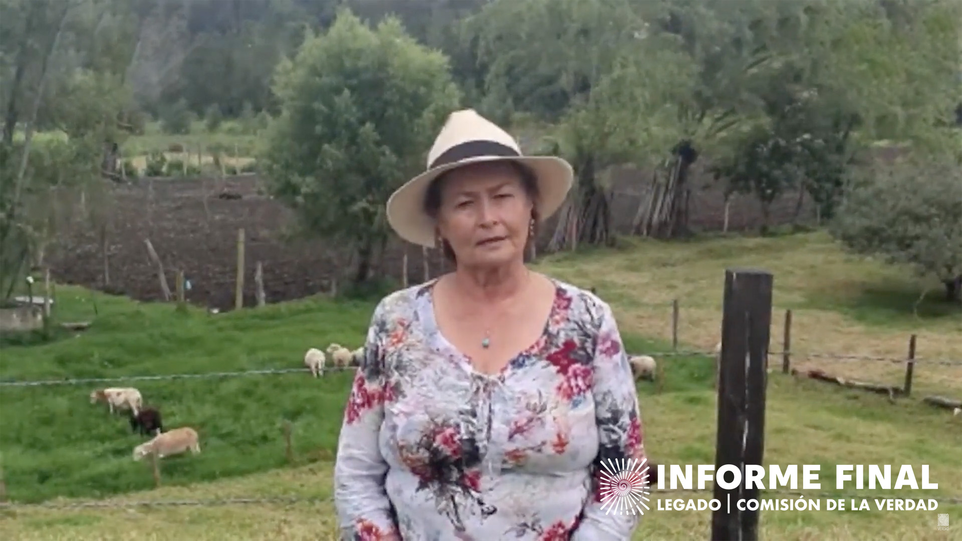 María Eduarda Roa, campesina habla frente a la cámara.