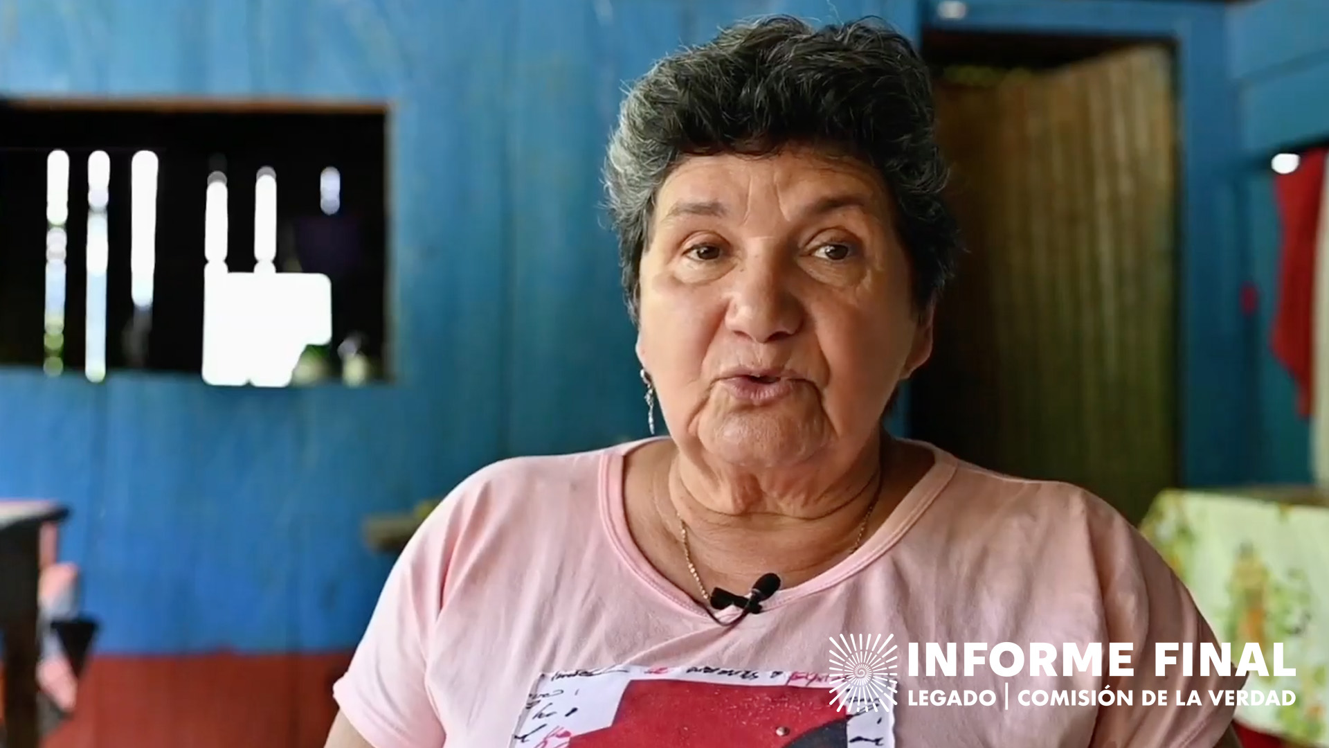 Plácida Perdomo en su hogar hablando frente a la cámara.