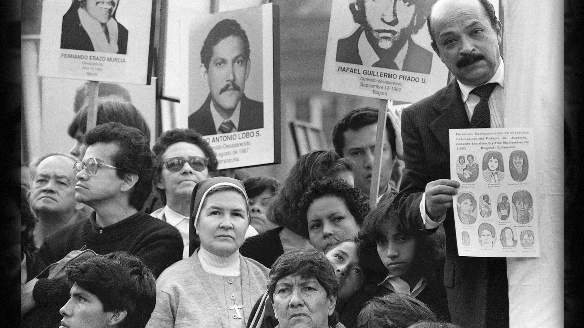 Familiares de desaparecidos demandan el retorno de sus seres queridos, Plaza de Bolívar, Bogotá.