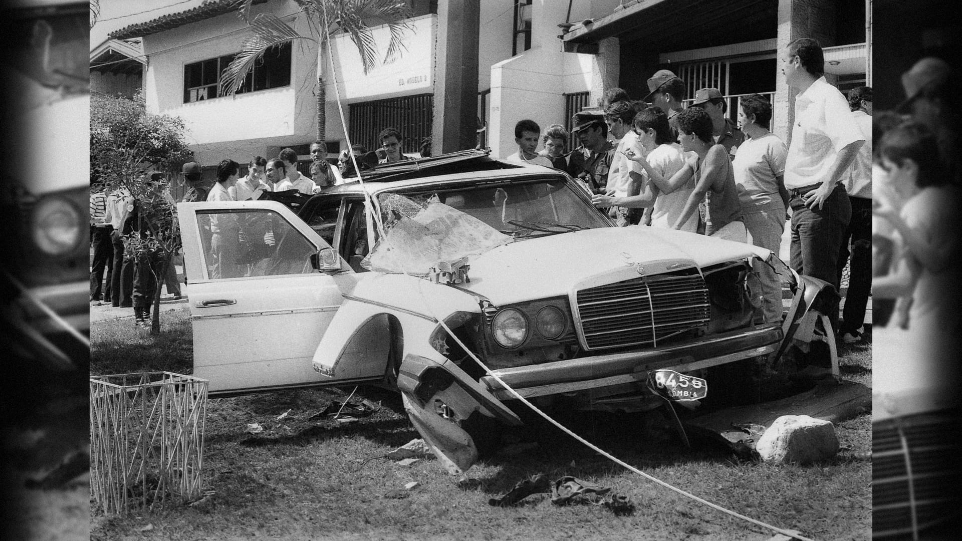 Muerte del Dr. Antonio Roldán Betancourt (1989). El atentado fue ejecutado por la banda "Los Priscos" liderada por Pablo Escobar, Popeye y alias "Pinina". Los delincuentes confundieron el carro de la Policía con el del gobernador y detonaron una carga de 100 kilos de dinamita. 