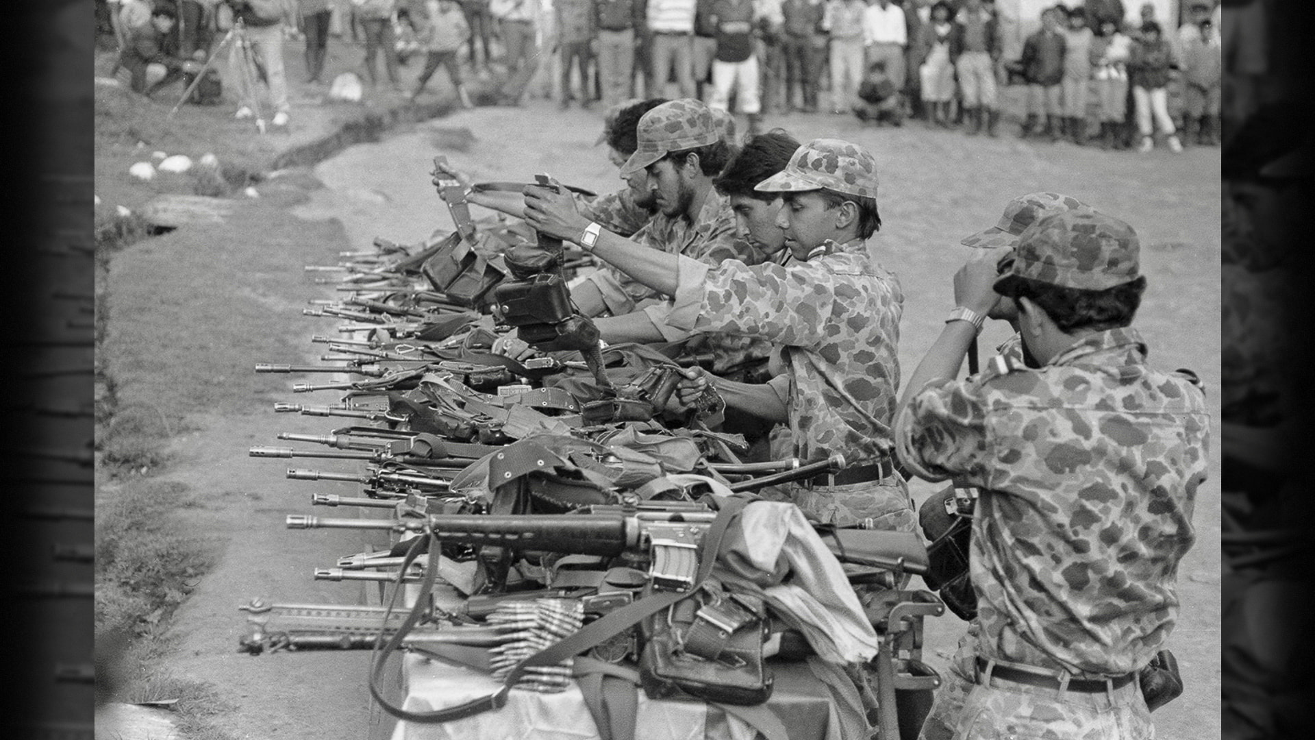 Combatientes del M-19 en acto de dejación de armas. Santo Domingo, Cauca. 