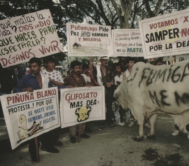 Personas en manifestación con carteles en sus manos.