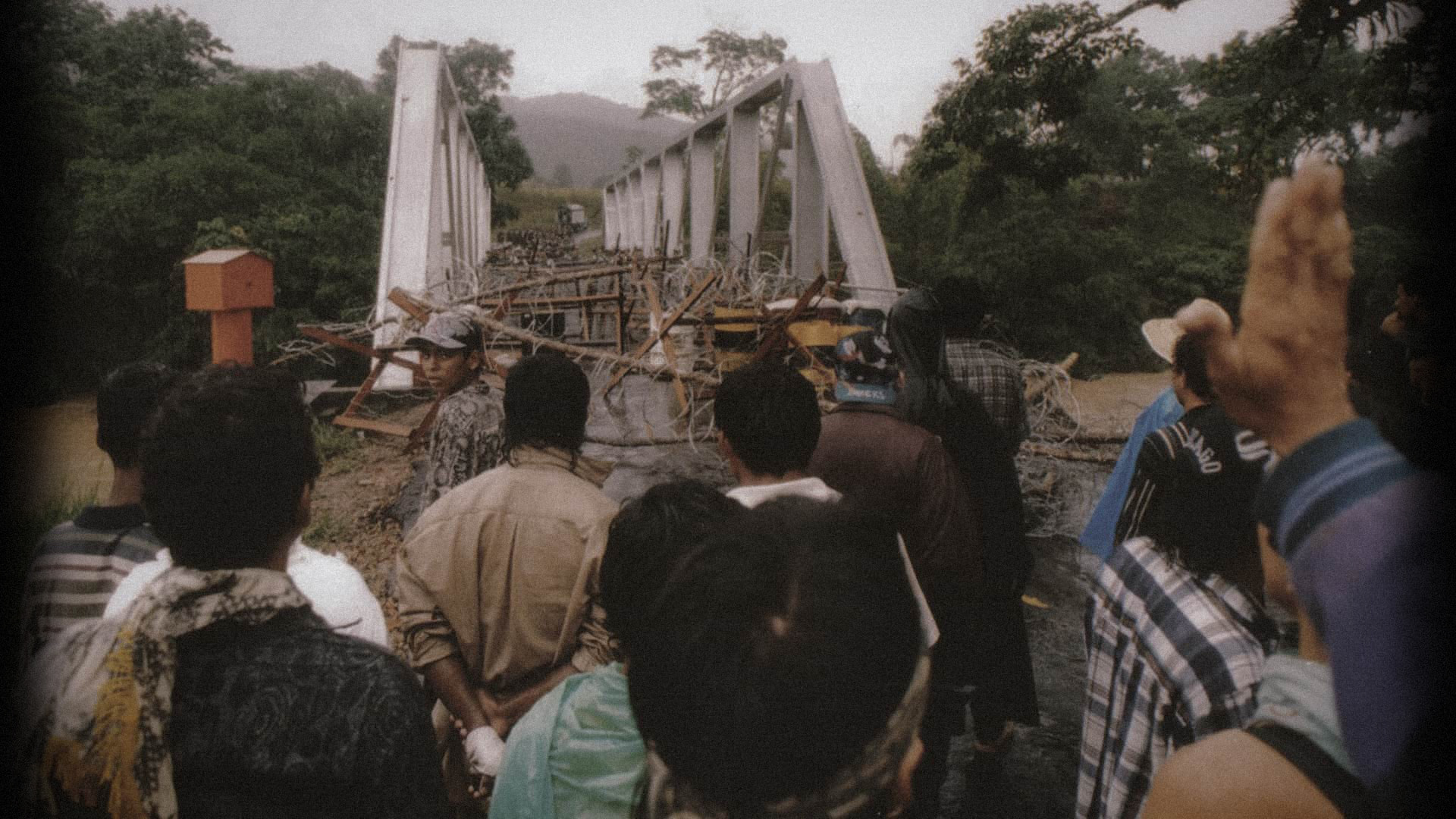 De acuerdo a la investigación para el libro en el que aparece publicada la imagen, en la imagen se observa: «Bloqueo del puente del Río Bodoquero en Caquetá donde se muestra como quisieron impedir la entrada de los campesinos al casco urbano de Florencia». Ramírez, María Clemencia. Entre el estado y la guerrilla: identidad y ciudadanía en el movimiento de los campesinos cocaleros del Putumayo, Instituto Colombiano de Antropología e Historia y Colciencias en 2001. 