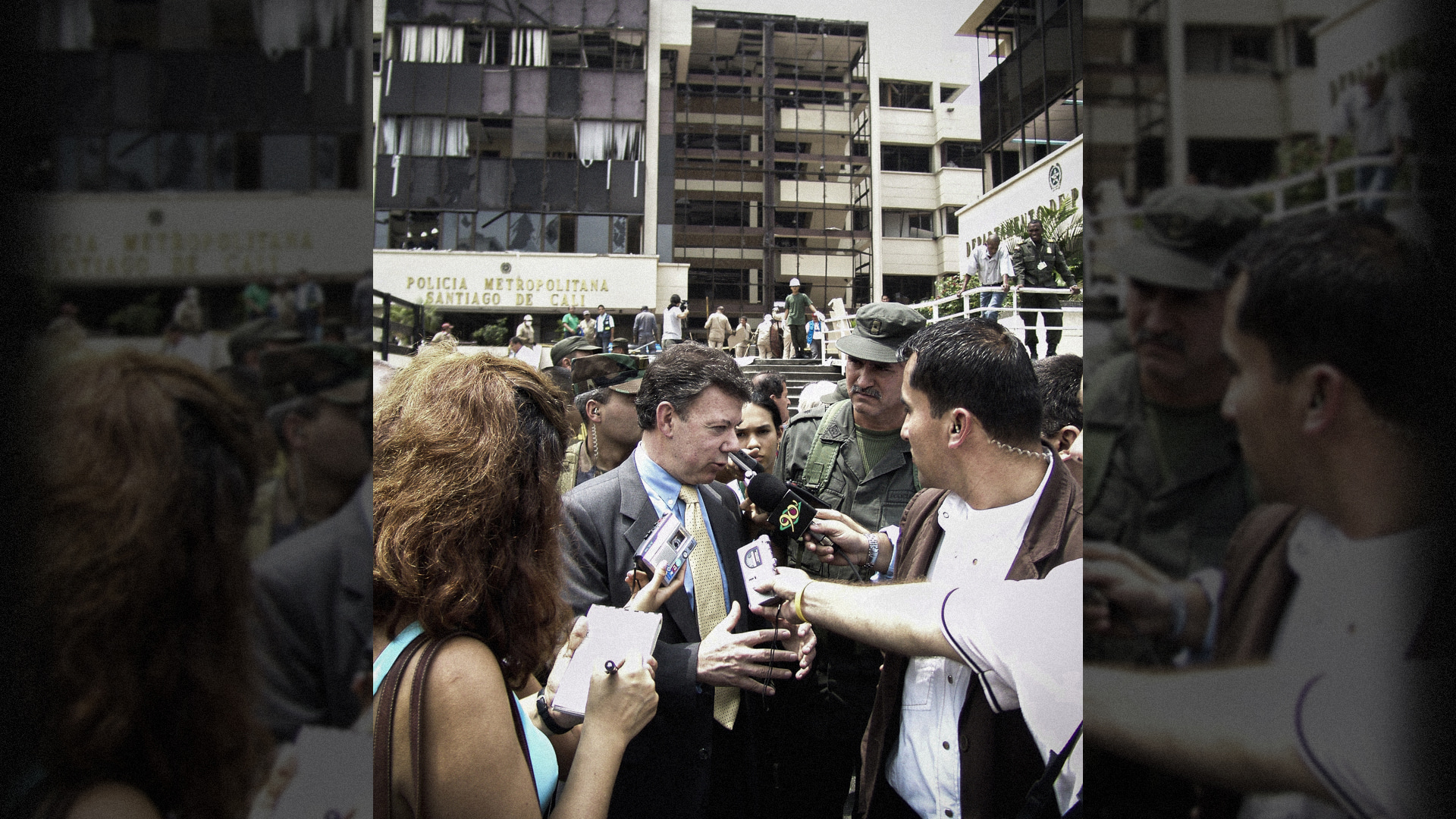 Chavarro, Carlos, 2007, RFV 000863, Juan Manuel Santos, «Juan Manuel Santos ministro de defensa hace presencia en el comando de la policía en la ciudad de Cali, después del atentado recibido por carro bomba», Santiago de Cali: Biblioteca Departamental Jorge Garcés Borrero. 