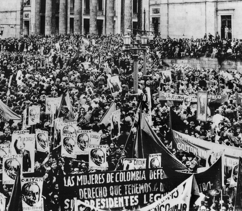 Multitud y pancarta mujeres