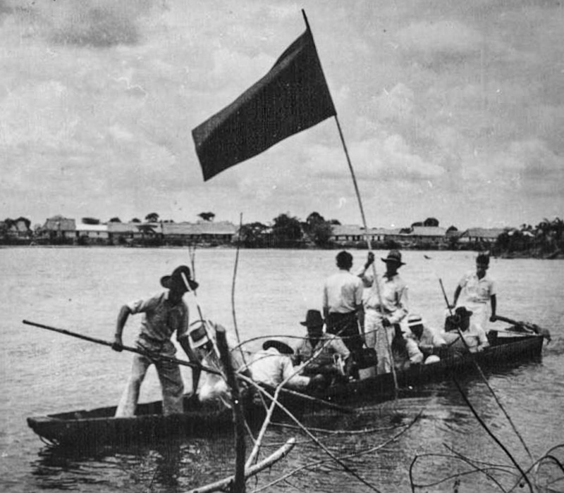 Campesinos en barcas con banderas