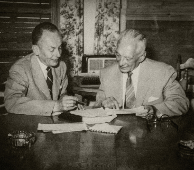  Firma del Pacto de Sitges, 20.6.1957. Copia en gelatina (Emulsión fotográfica / Papel de fibra). 9,5 x 13 cm. Colección Museo Nacional de Colombia