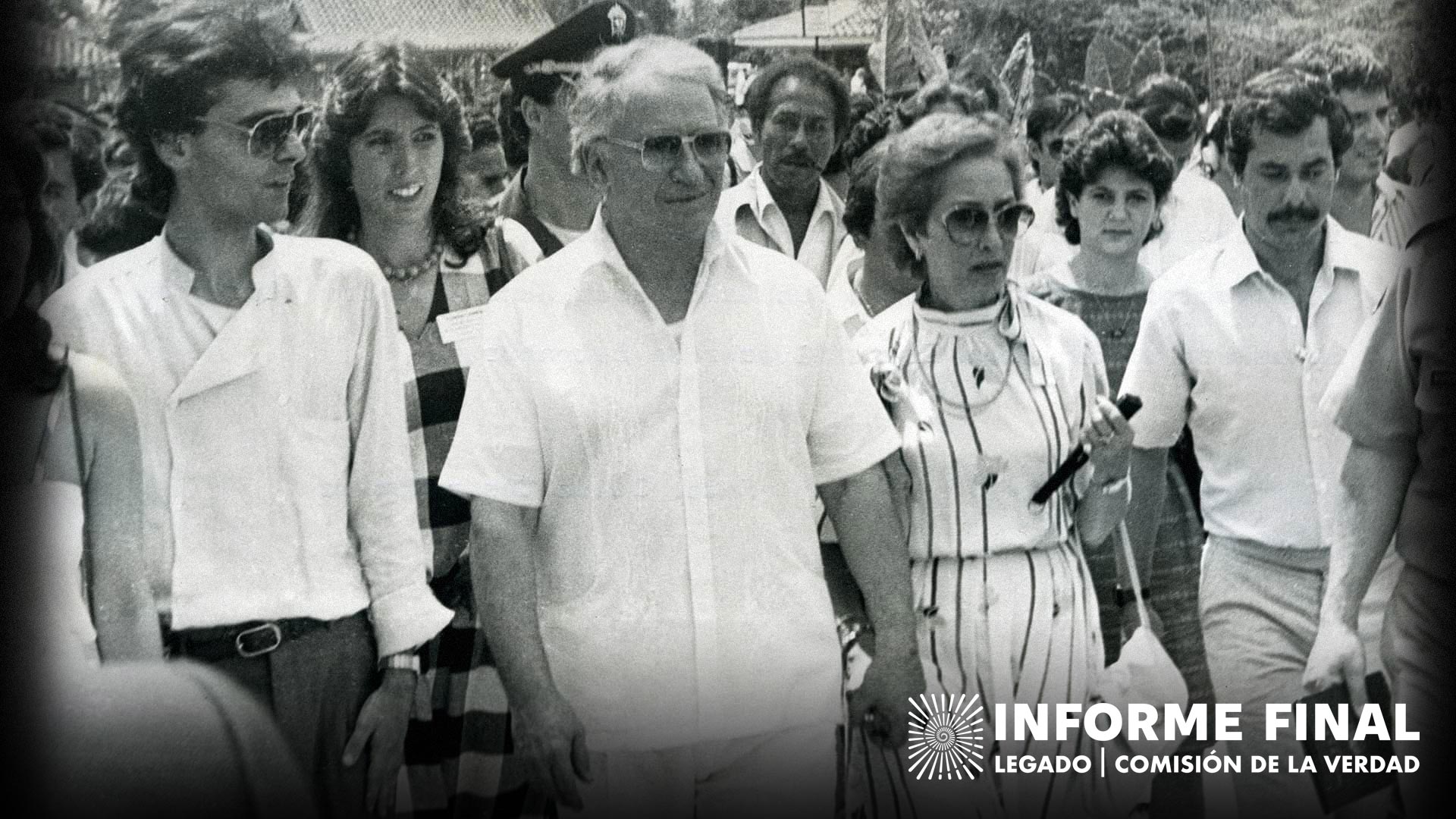 Presidente Belisario Betancur saludando a la gente en en la plaza de Trujillo