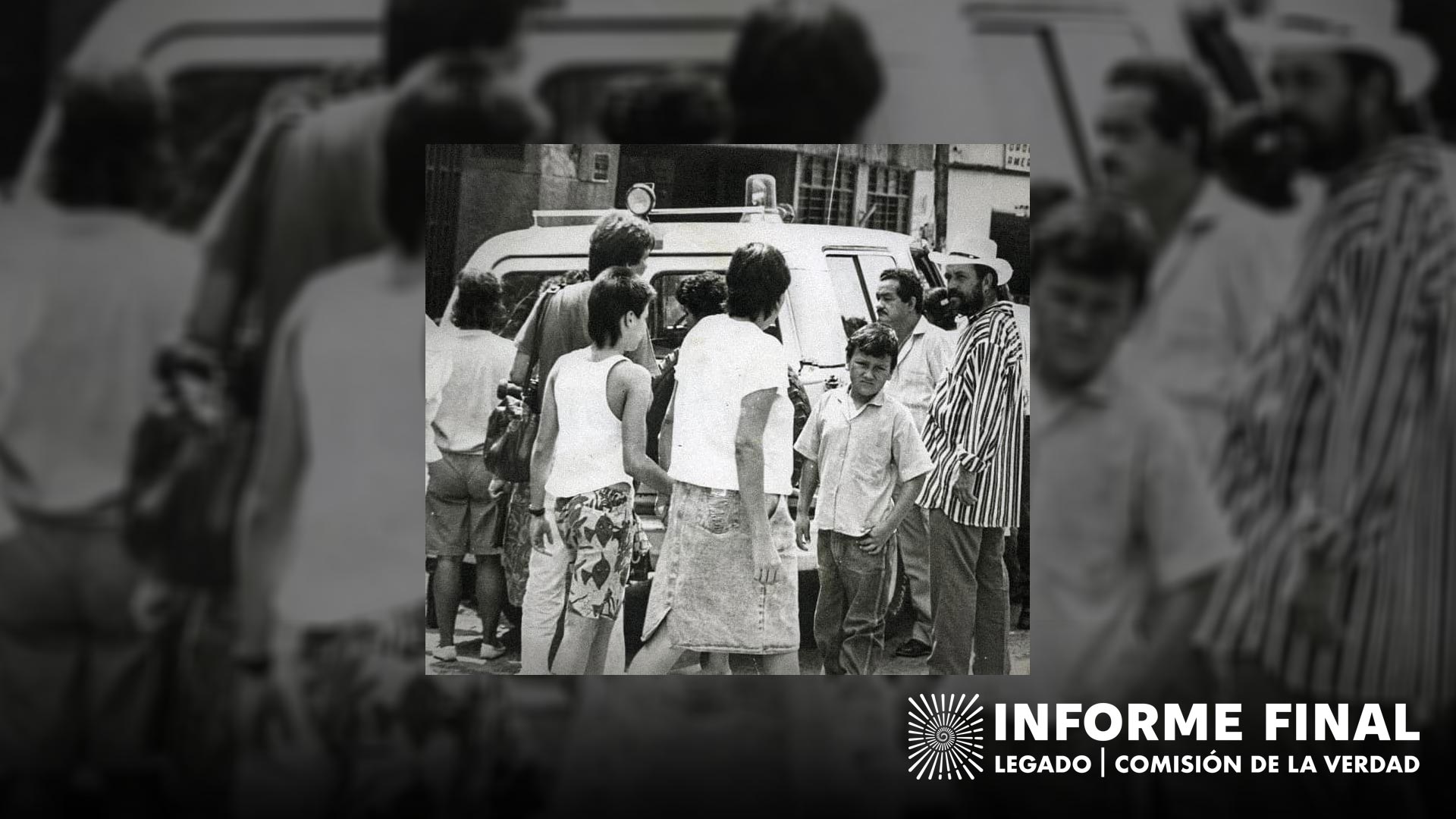 Personas en la calle de espaldas junto aun carro, Trujillo en tensión, Santiago de Cali