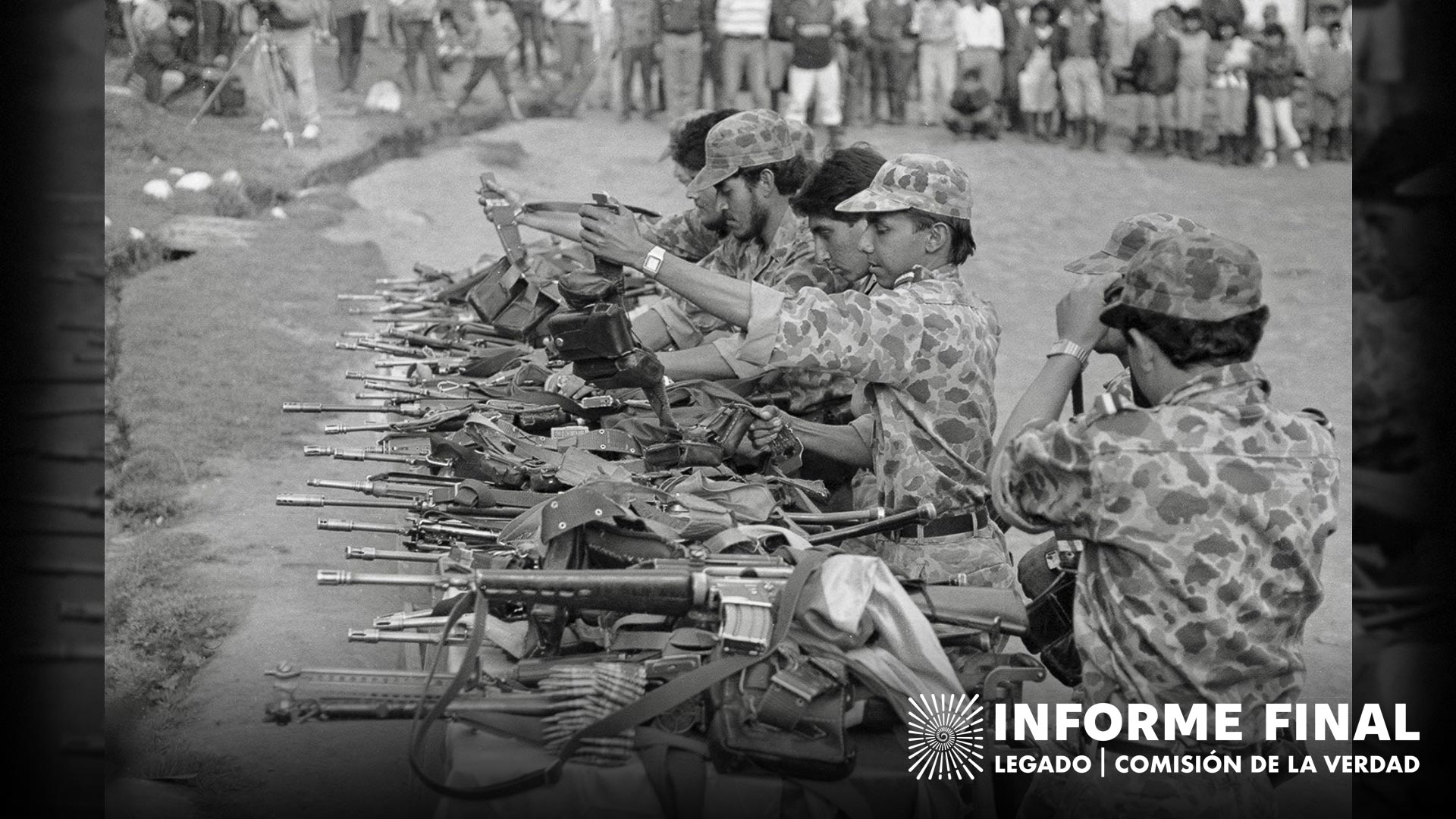 Combatientes del M-19 en acto de dejación de armas. Santo Domingo, Cauca.