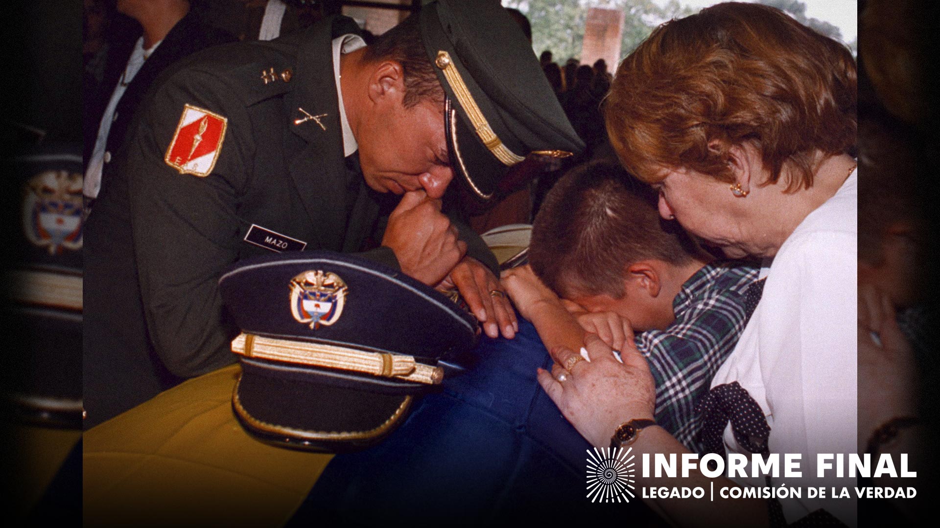 Familiares llorando sobre un ataúd de un militar 