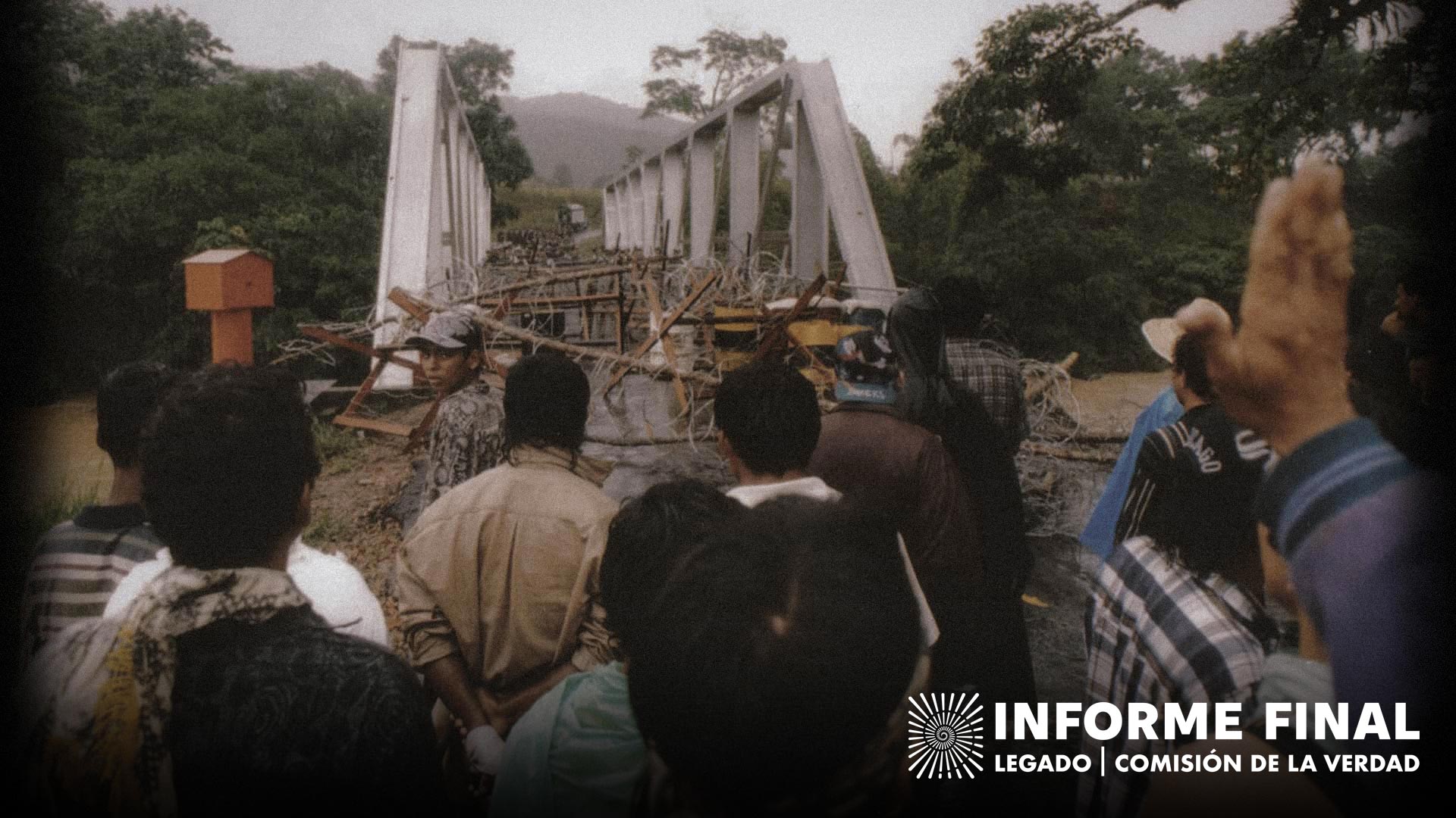 De acuerdo a la investigación para el libro en el que aparece publicada la imagen, en la imagen se observa: «Bloqueo del puente del Río Bodoquero en Caquetá donde se muestra como quisieron impedir la entrada de los campesinos al casco urbano de Florencia». Ramírez, María Clemencia. Entre el estado y la guerrilla: identidad y ciudadanía en el movimiento de los campesinos cocaleros del Putumayo, Instituto Colombiano de Antropología e Historia y Colciencias en 2001.