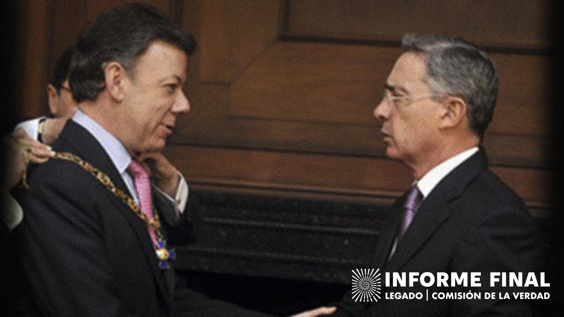 El expresidente de Colombia, Álvaro Uribe condecorando a su sucesor, Juan Manuel Santos con la Orden de Boyacá