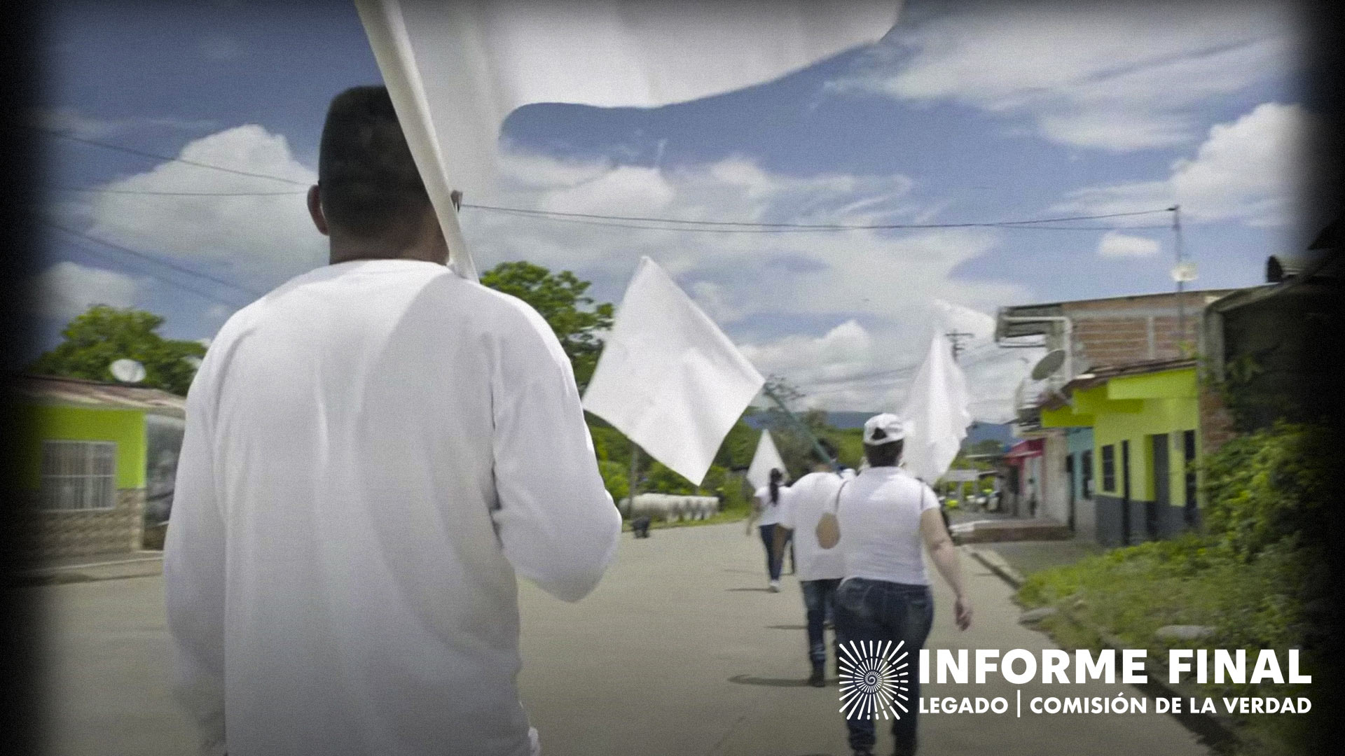 Hombres y mujeres caminando con banderas blancas