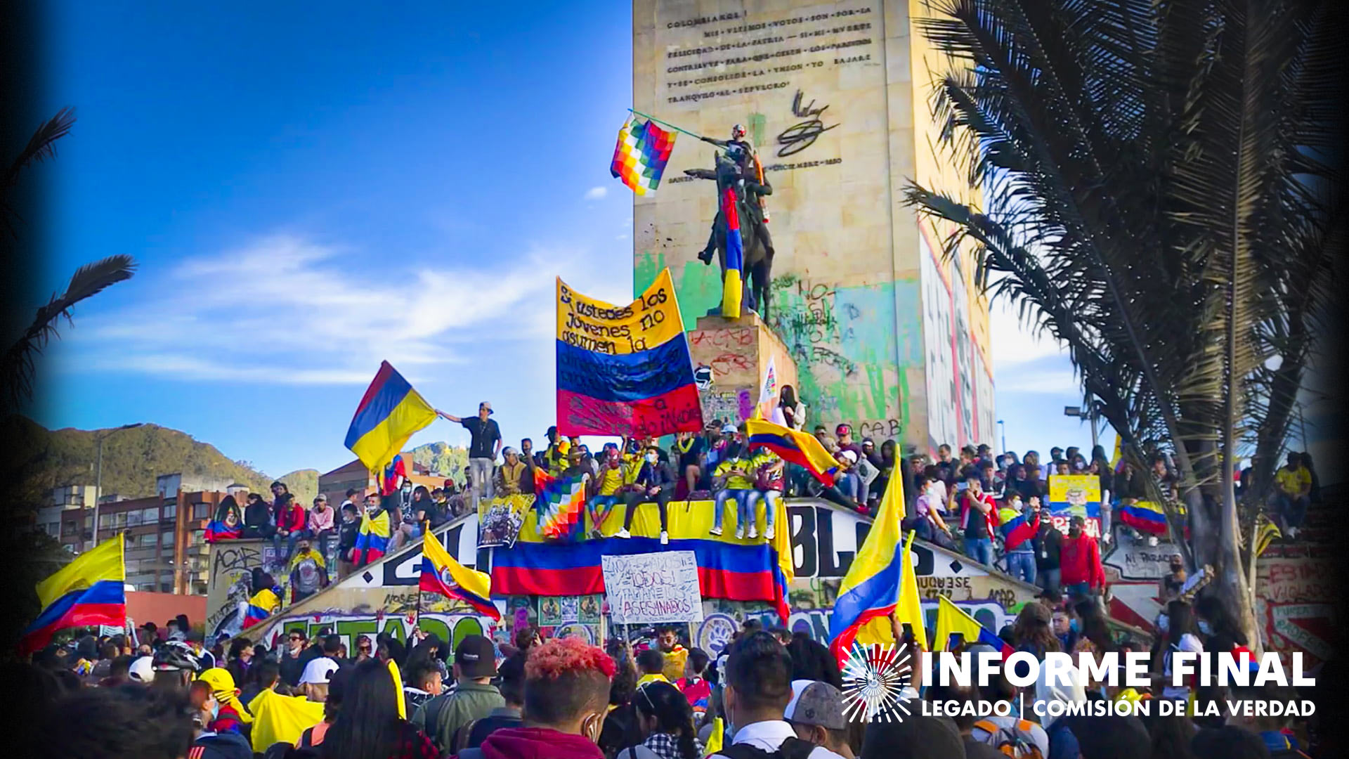 Manifestación de estudiantes en el monumento a Los Héroes en Bogotá, mayo 2021