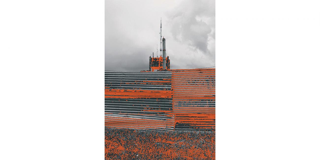 Paisaje con muro de latas, al otro lado antena telefónica