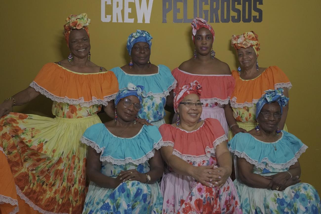 mujeres con trajes tipicos en estudio de grabacion