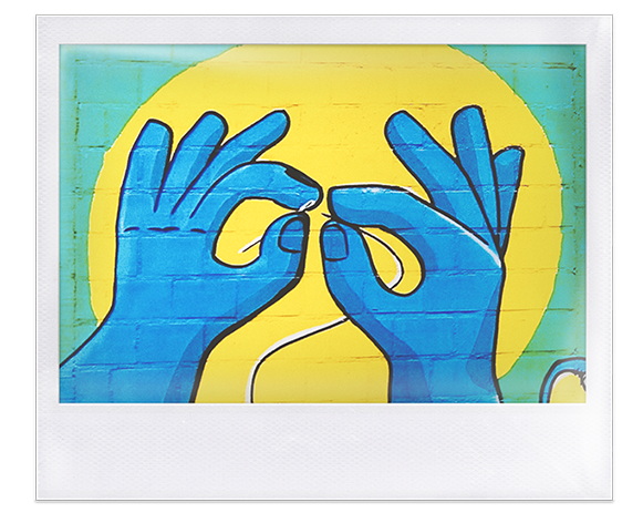 Instantánea. Mural, dibujo de unas manos enhebrando un hilo