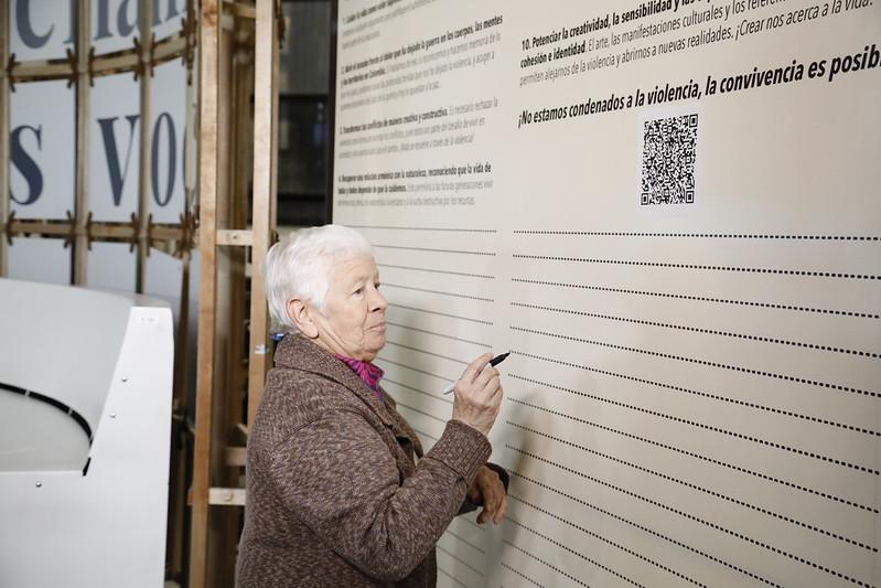 Mujer firmando el acuerdo por la convivencia