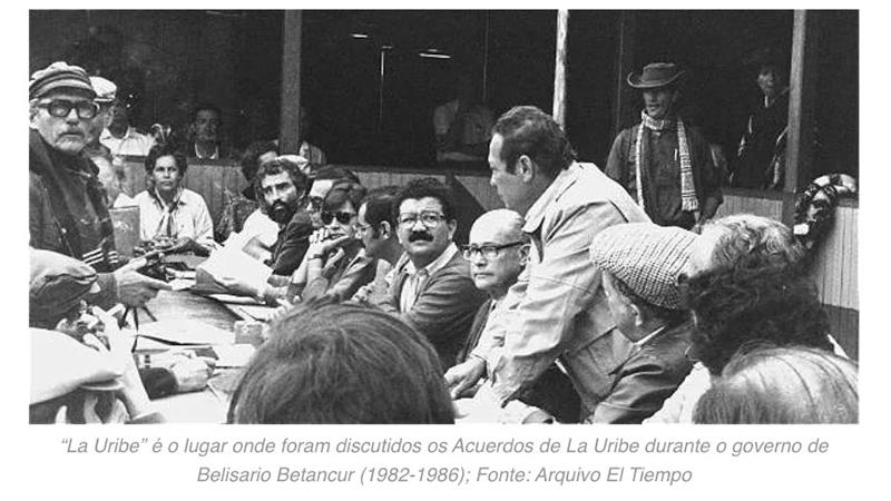 Captura fotográfica antigua personas pertenecientes a las negociaciones reunidas, sentadas en una mesa